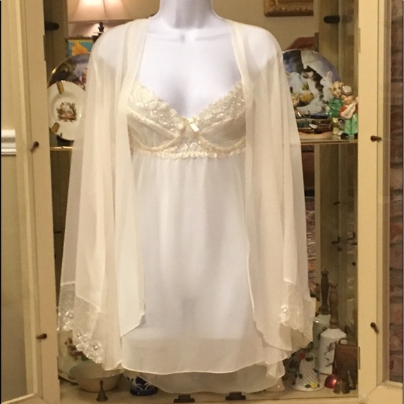 THE ESCANTE COLLECTION Other - VINTAGE THE ESCANTE’ COLLECTION CREAM GOWN JACKET